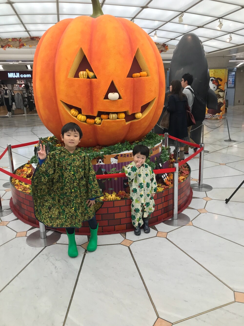 「wearhalloween2017」｜「crocsのCROCS / HANDLE IT RAIN BOOT KIDS（レインシューズ、グリーン系）」を使った、greenhill4さん（キッズ・130cm）の秋コーディネートの1枚目の写真