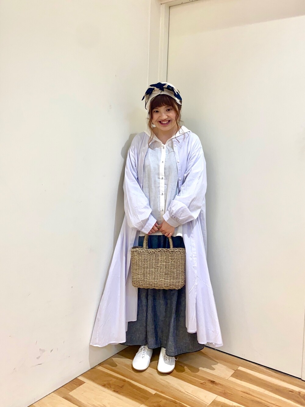 ホワイト系のシャツ/ブラウス、パープル系のワンピース、ブルー系のスカートを着用したレディースの春コーディネートの1枚目の写真