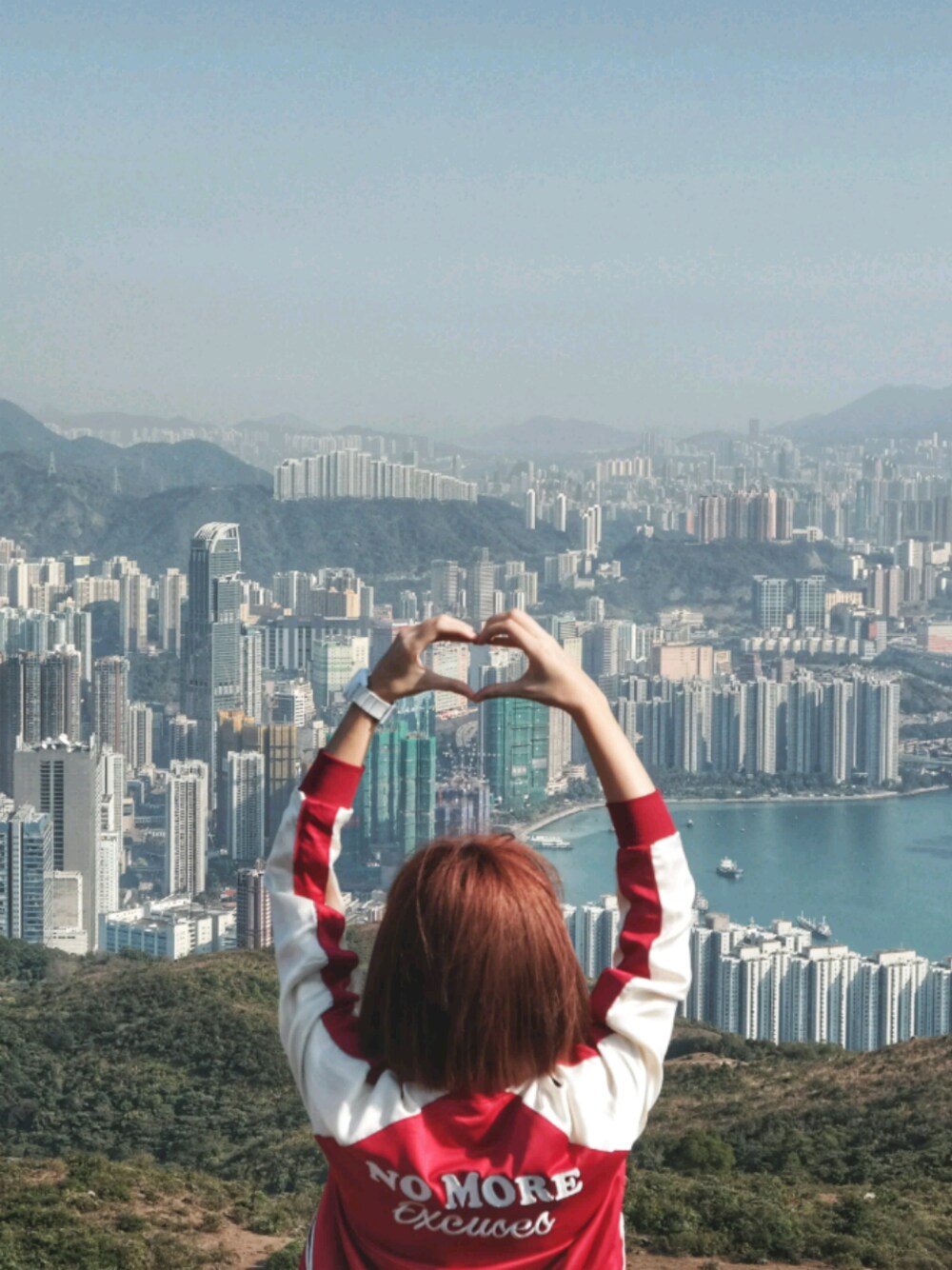 「hiking、Hong Kong」｜「Bershkaのアイテム（スタジャン、レッド系）」を使った、Ruby Merryさん（レディース・163cm）の冬コーディネートの1枚目の写真
