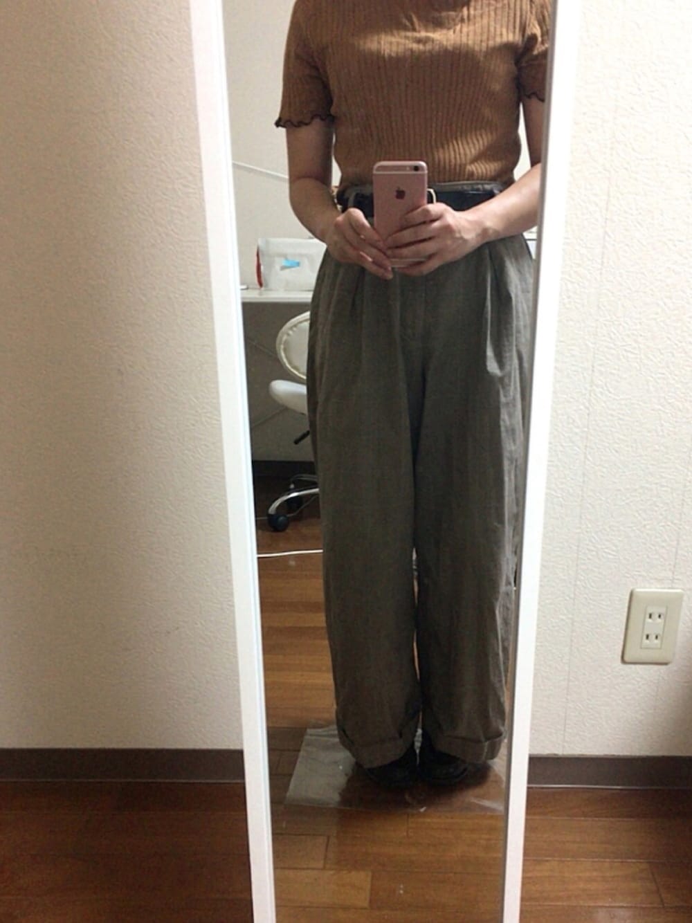 「秋のブラウンスタイル、秋のコーデ、ローファー、グレンチェック」｜「EASTBOYのアイテム（ローファー、ブラック系）」を使った、はなさん（レディース・151cm）の秋コーディネートの1枚目の写真