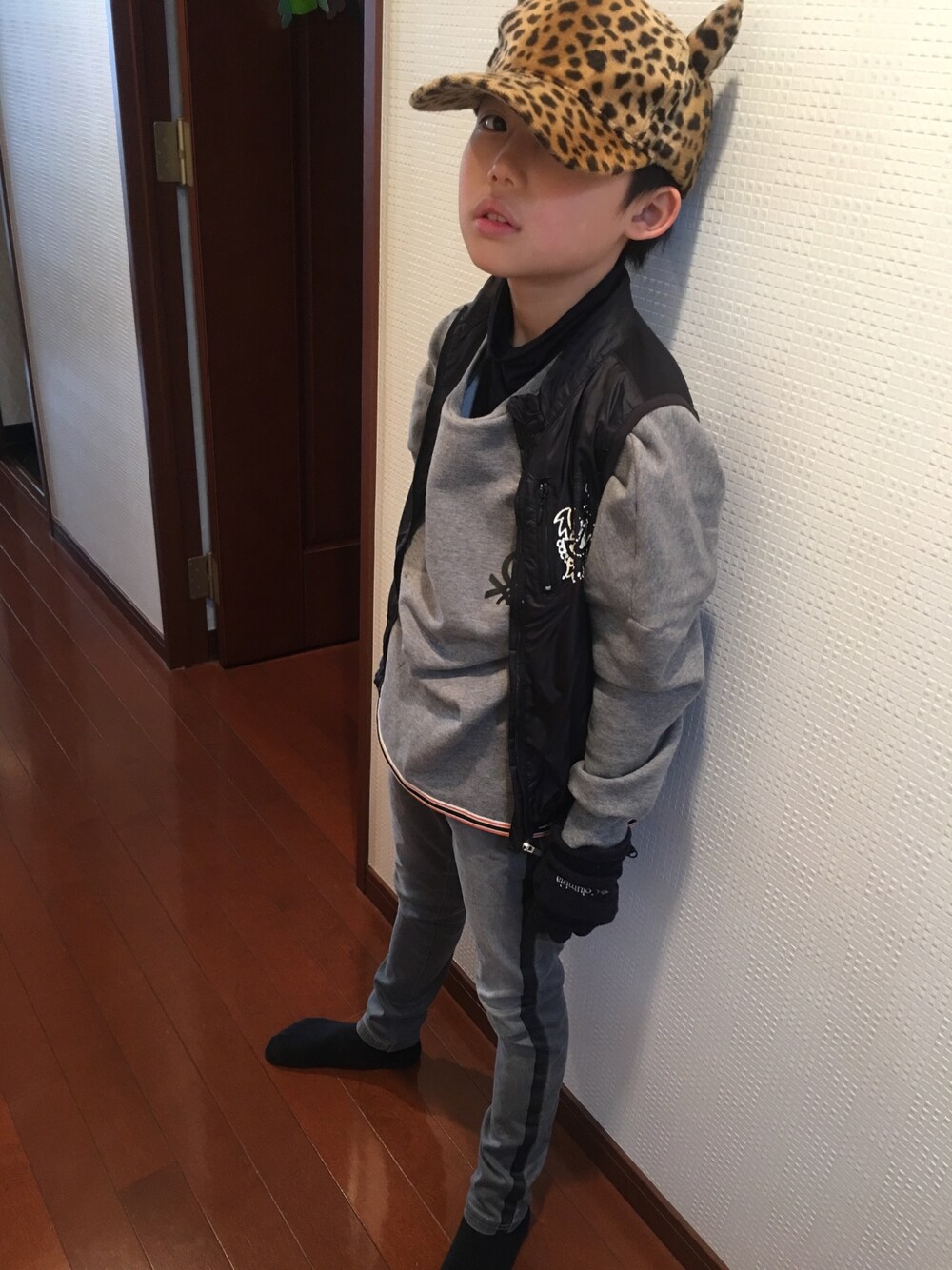 グレー系のスウェット、ブラック系のデニムパンツ、ブラック系のジャケット/アウターを着用したキッズの冬コーディネートの1枚目の写真
