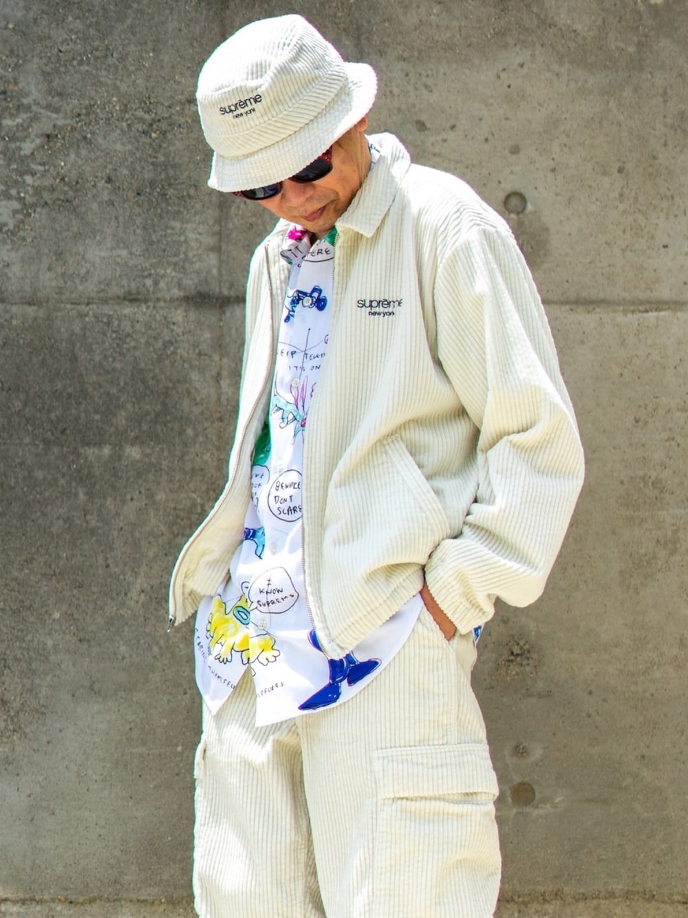 Supreme のカーゴパンツ（ホワイト系）を使ったメンズ人気