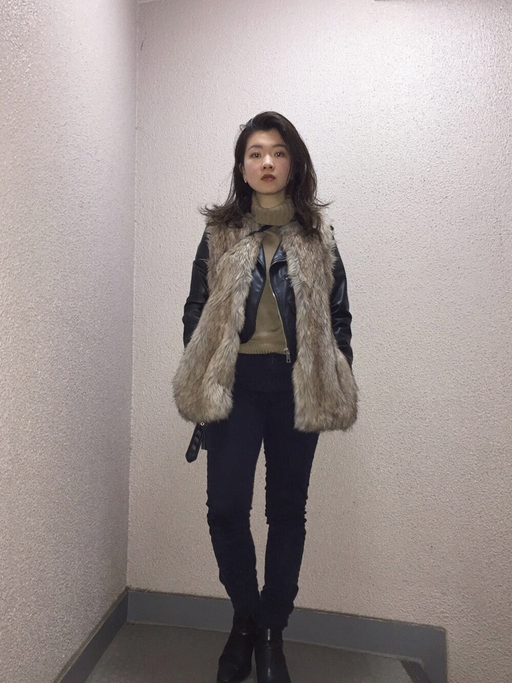 「ファーベスト、fur、ザラジョ、ライダース、ファー」｜「ZARAのアイテム（ベスト、ベージュ系）」を使った、momiさん（レディース・157cm）の冬コーディネートの1枚目の写真