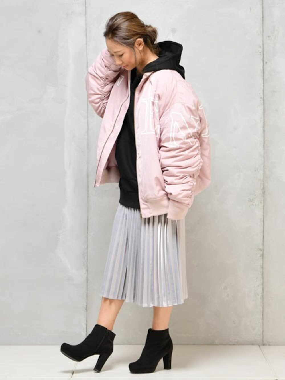 ピンク系のその他アウター、グレー系のスカート、ブラック系のスウェットを着用したレディースの秋コーディネートの1枚目の写真