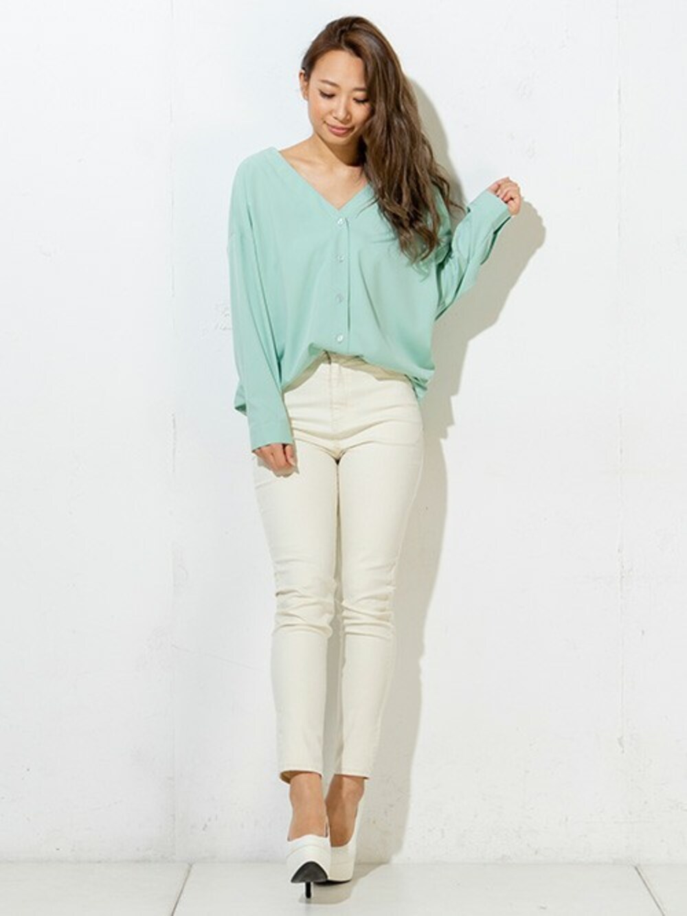グリーン系のシャツ/ブラウスを着用したレディースの春コーディネートの1枚目の写真