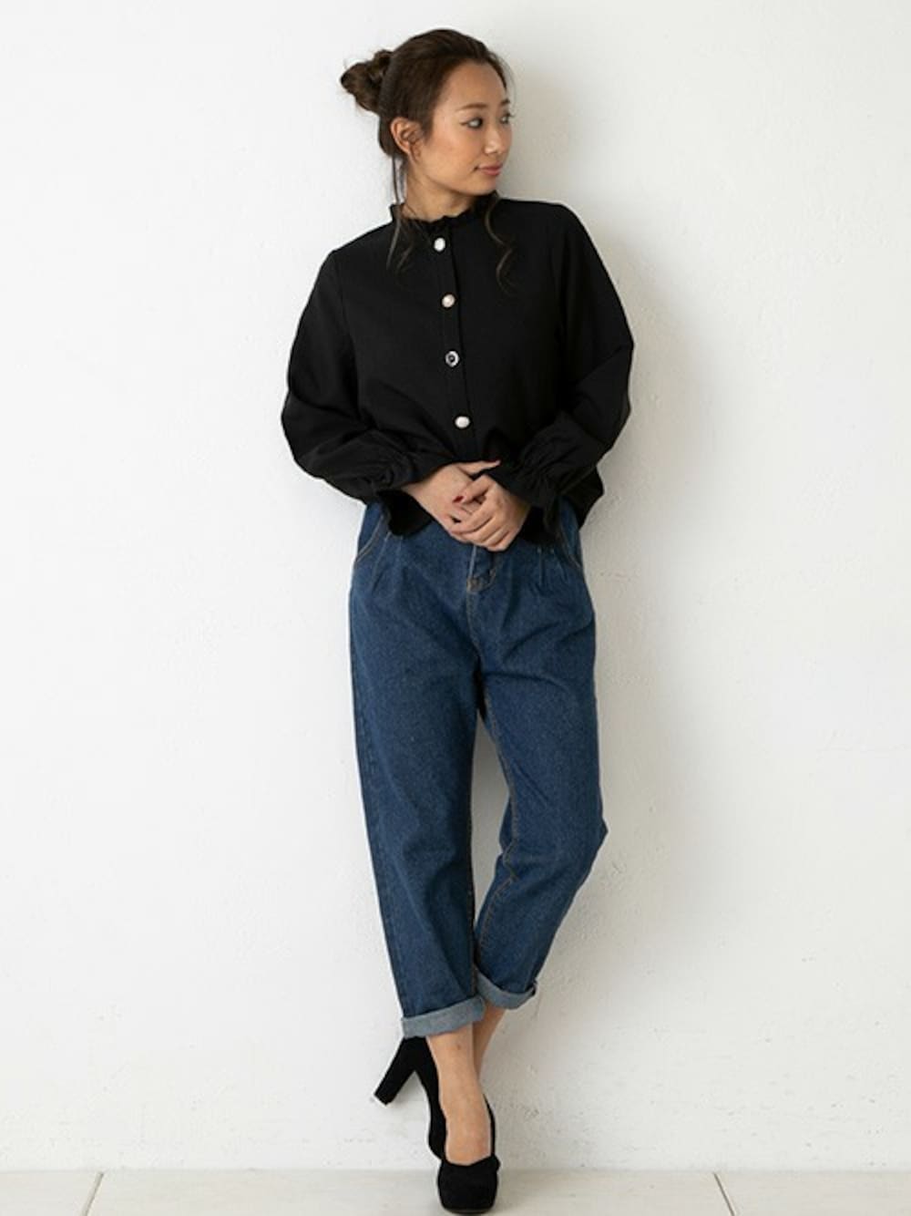 ブラック系のシャツ/ブラウス、ブルー系のデニムパンツを着用したレディースの春コーディネートの1枚目の写真