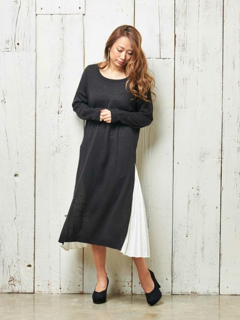 ブラック系のワンピースを着用したレディースの春コーディネートの1枚目の写真