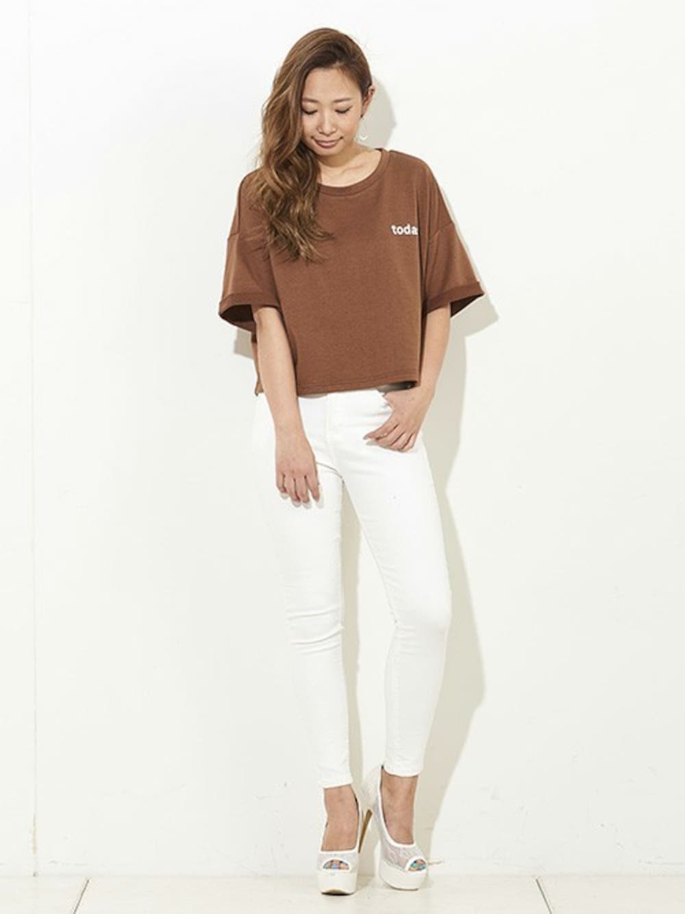 ホワイト系のその他パンツ、ブラウン系のTシャツ/カットソーを着用したレディースの春コーディネートの1枚目の写真