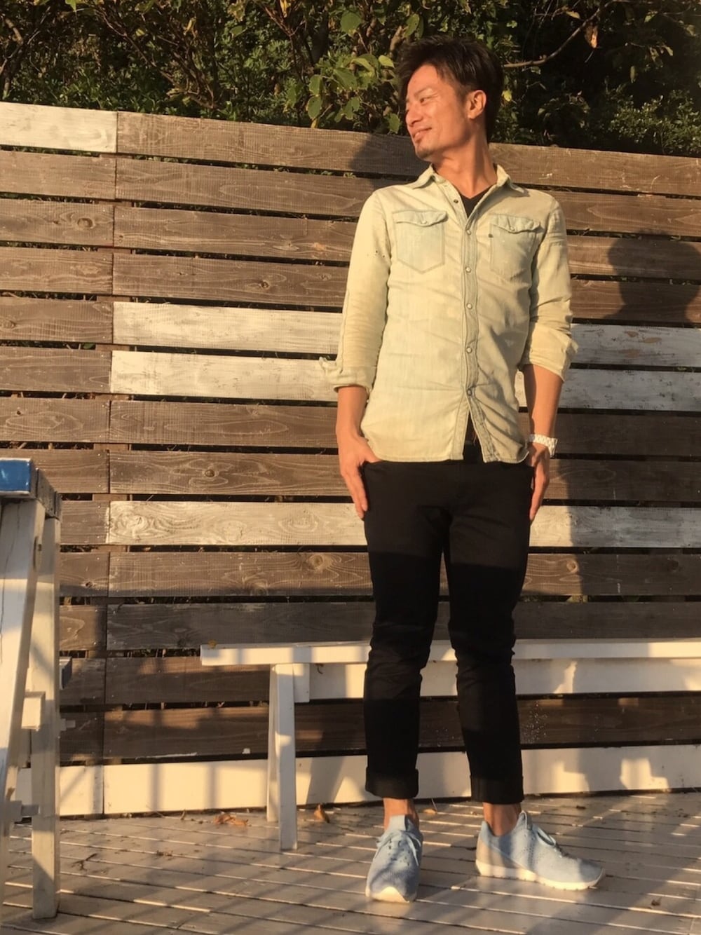 ブルー系のスニーカー、ブルー系のシャツ/ブラウス、ブラック系のその他パンツを着用したメンズの秋コーディネートの1枚目の写真