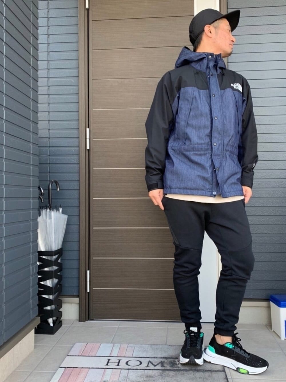 その他のマウンテンパーカー、ブラック系のスウェットパンツ、ブラック系のスニーカーを着用したメンズの冬コーディネートの1枚目の写真