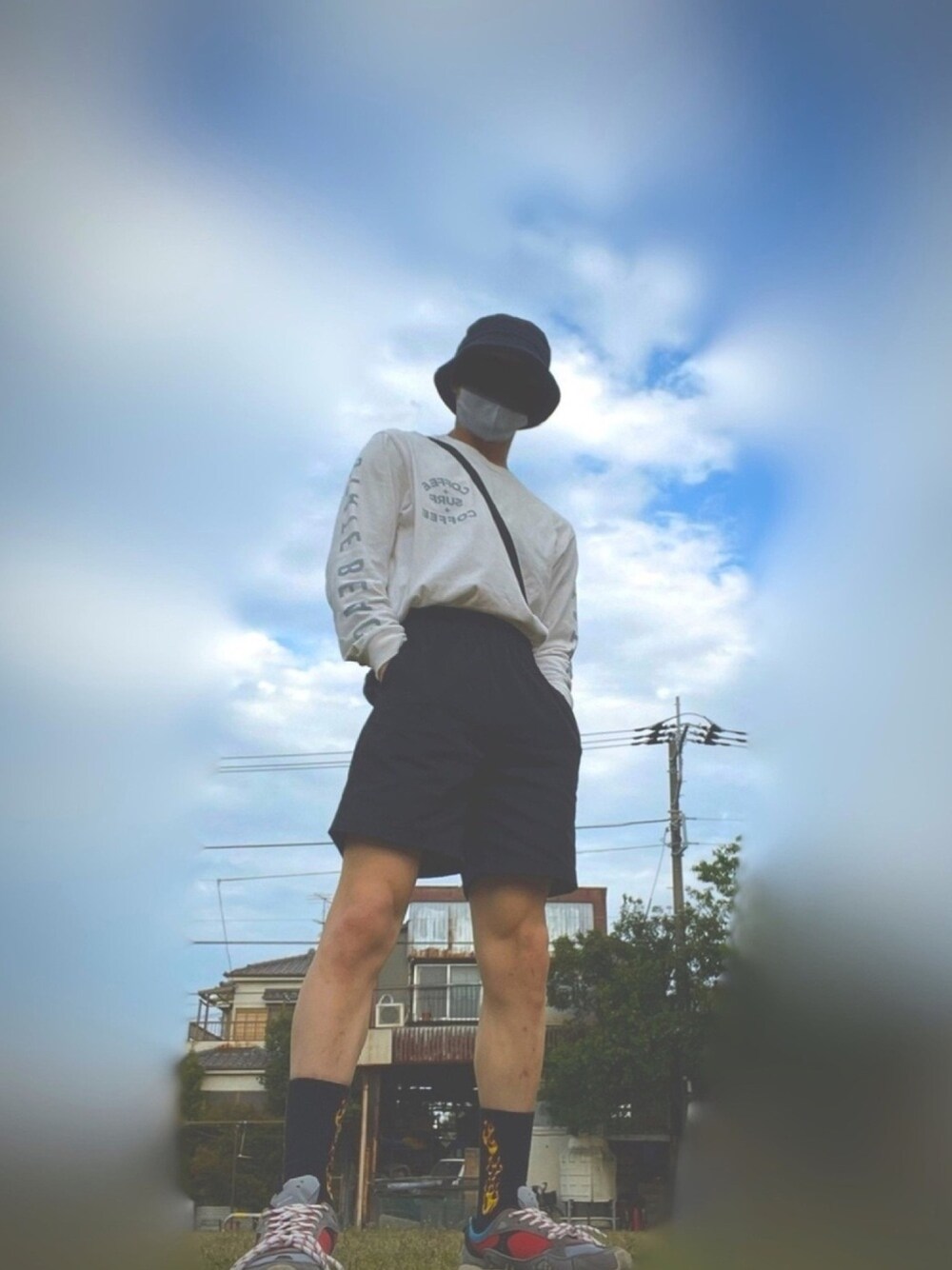 「ハーフパンツ、ロンT、休日スタイル、休日コーデ、韓国ファッション、韓国コーデ、タックイン、SENSEOFPLACE」｜「UNIQLOのアイテム（Tシャツ/カットソー、ホワイト系）」を使った、hiroさん（メンズ・170cm）の春コーディネートの1枚目の写真