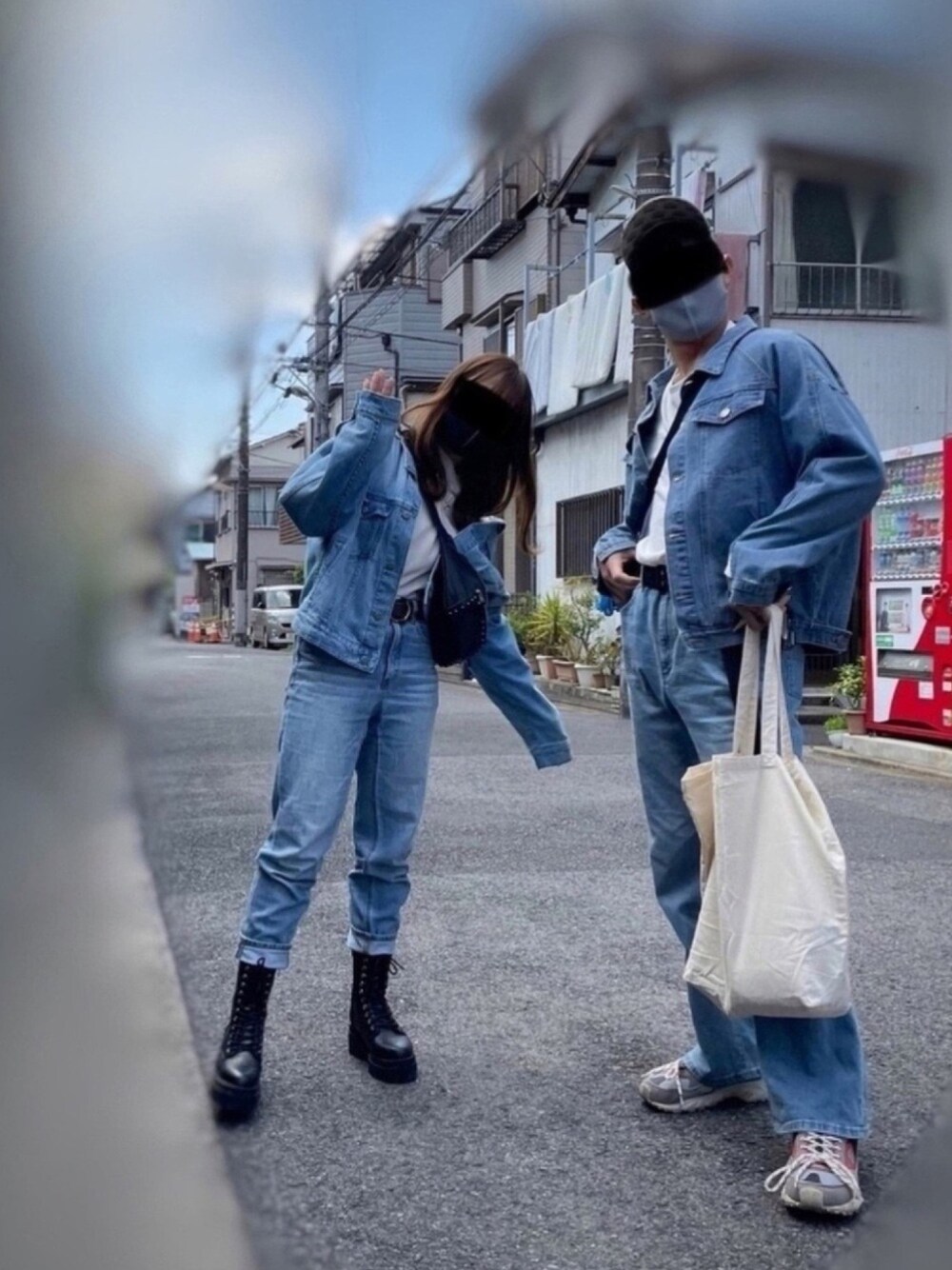 「夫婦、ペアルック、休日スタイル、デニムオンデニム、デニムコーデ、韓国ファッション、韓国コーデ、厚底スニーカー、ダッドスニーカー、タックイン」｜「GUのフレアジーンズSD（デニムパンツ、ブルー系）」を使った、hiroさん（メンズ・170cm）の春コーディネートの1枚目の写真