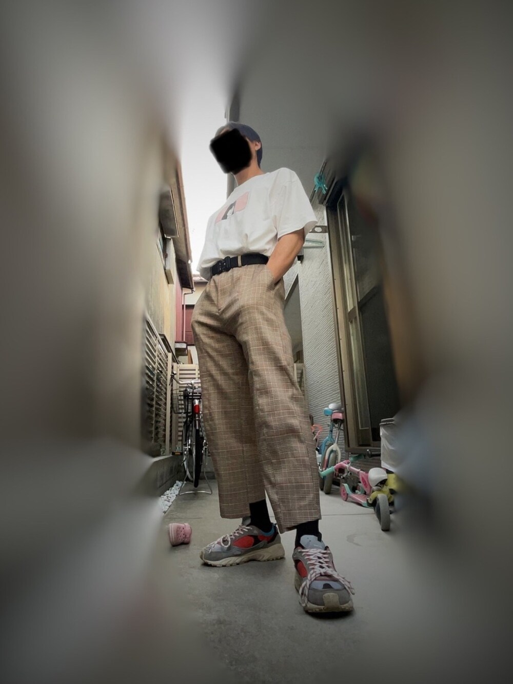 「Tシャツ、韓国ファッション、韓国コーデ、韓国ブランド、スニーカー、ダッドスニーカー、ダッドシューズ、チェックパンツ、チェックパンツコーデ」｜「KCN studioのアイテム（その他パンツ、ベージュ系）」を使った、hiroさん（メンズ・170cm）の春コーディネートの1枚目の写真