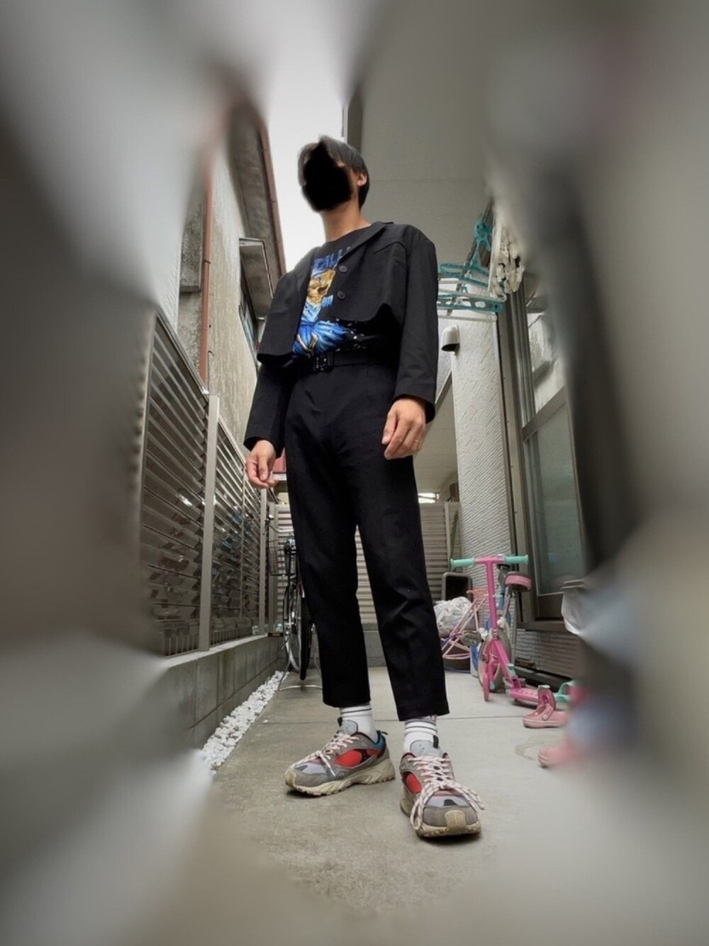 「韓国コーデ、韓国ファッション、韓国ブランド、ジャケットスタイル、ジャケットコーデ、ダッドスニーカー、ダッドシューズ、Tシャツ、セットアップ、これが私をアゲる服」｜「no brandのアイテム（Tシャツ/カットソー、ブラック系）」を使った、hiroさん（メンズ・170cm）の春コーディネートの1枚目の写真