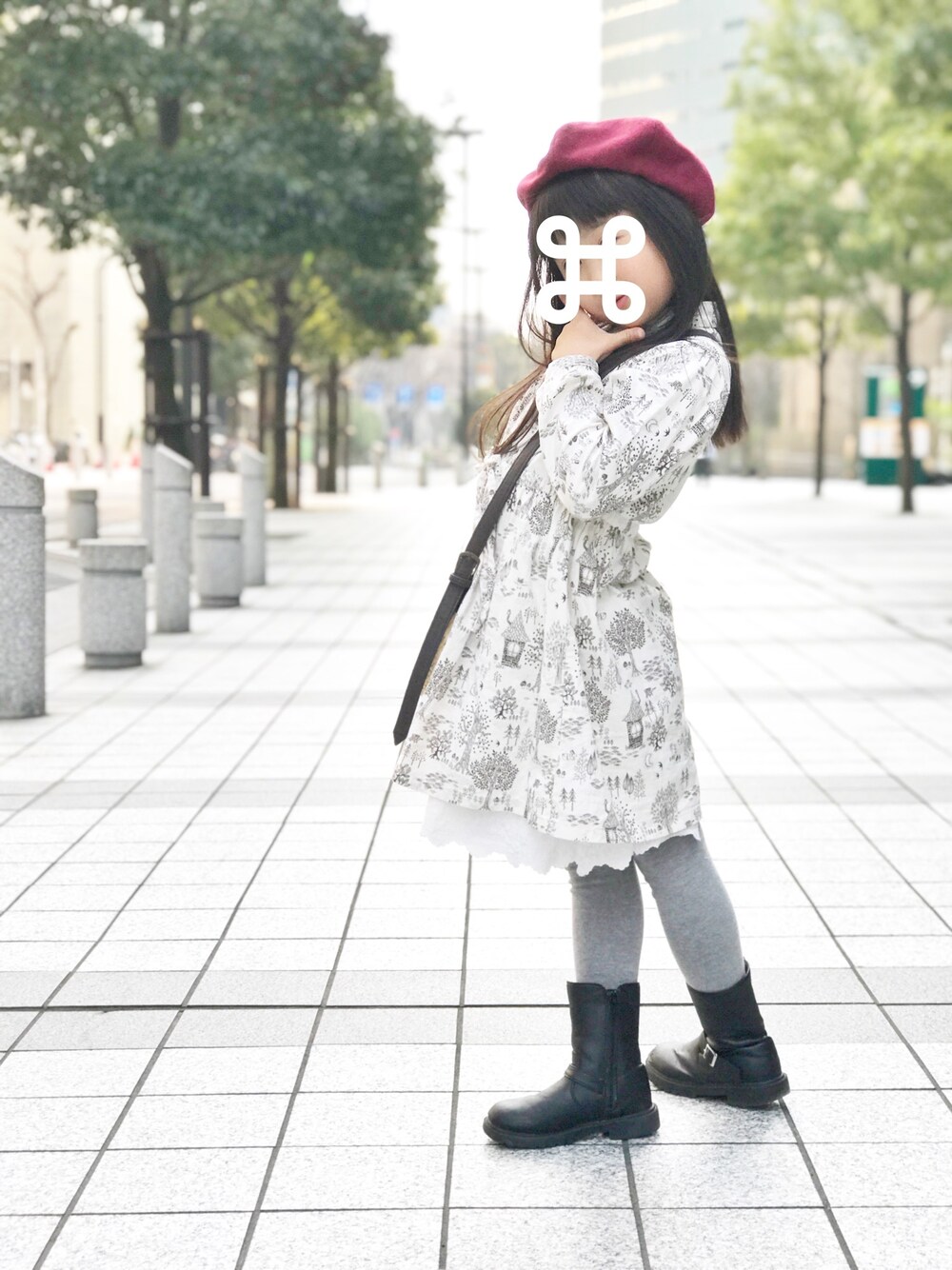 ベージュ系のショルダーバッグ、ホワイト系のワンピース、ブラック系のブーツを着用したキッズの春コーディネートの1枚目の写真