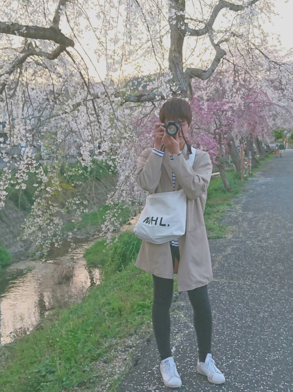 「はるコーデ、スプリングコート、キレイめ、白スニーカー、シンプルコーデ、春、桜、MHL.、一眼レフ、高身長」｜「Canonのアイテム（カメラ/カメラグッズ、ブラック系）」を使った、たいぴーさん（メンズ・186cm）の春コーディネートの1枚目の写真