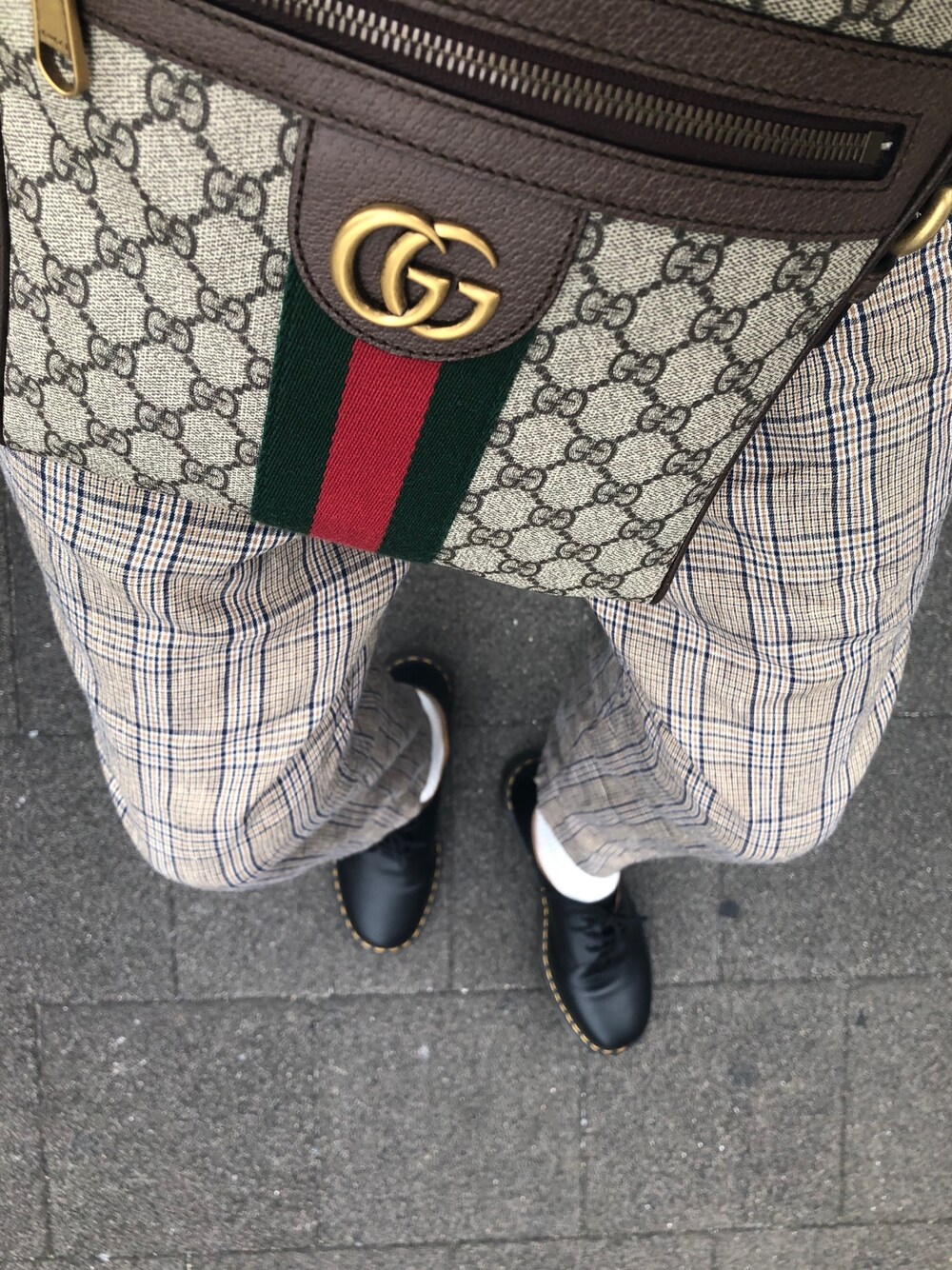 「シンプルコーデ、おしゃれさんと繋がりたい、秋コーデ、革靴、ワイドパンツ、ニコアンド、韓国好きな人と繋がりたい、愛媛、高身長」｜「GUCCIのGucci Ophidia GG Supreme Canvas Messenger Bag（ショルダーバッグ、ベージュ系）」を使った、たいぴーさん（メンズ・186cm）の秋コーディネートの1枚目の写真
