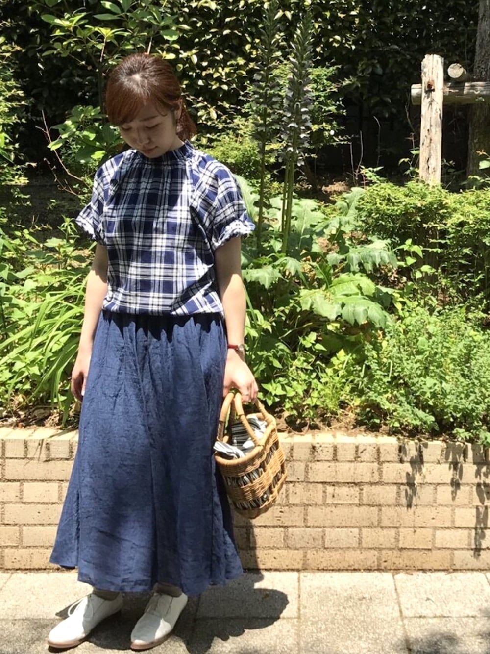 「シンプル、夏、オトナカジュアル、ブラウス、チェック、リネン、ロングスカート、かごバッグ、代官山」｜「LOISIRのアイテム（シャツ/ブラウス、ブルー系）」を使った、ADIEUTRISTESSE staffさん（レディース・167cm）の春コーディネートの1枚目の写真