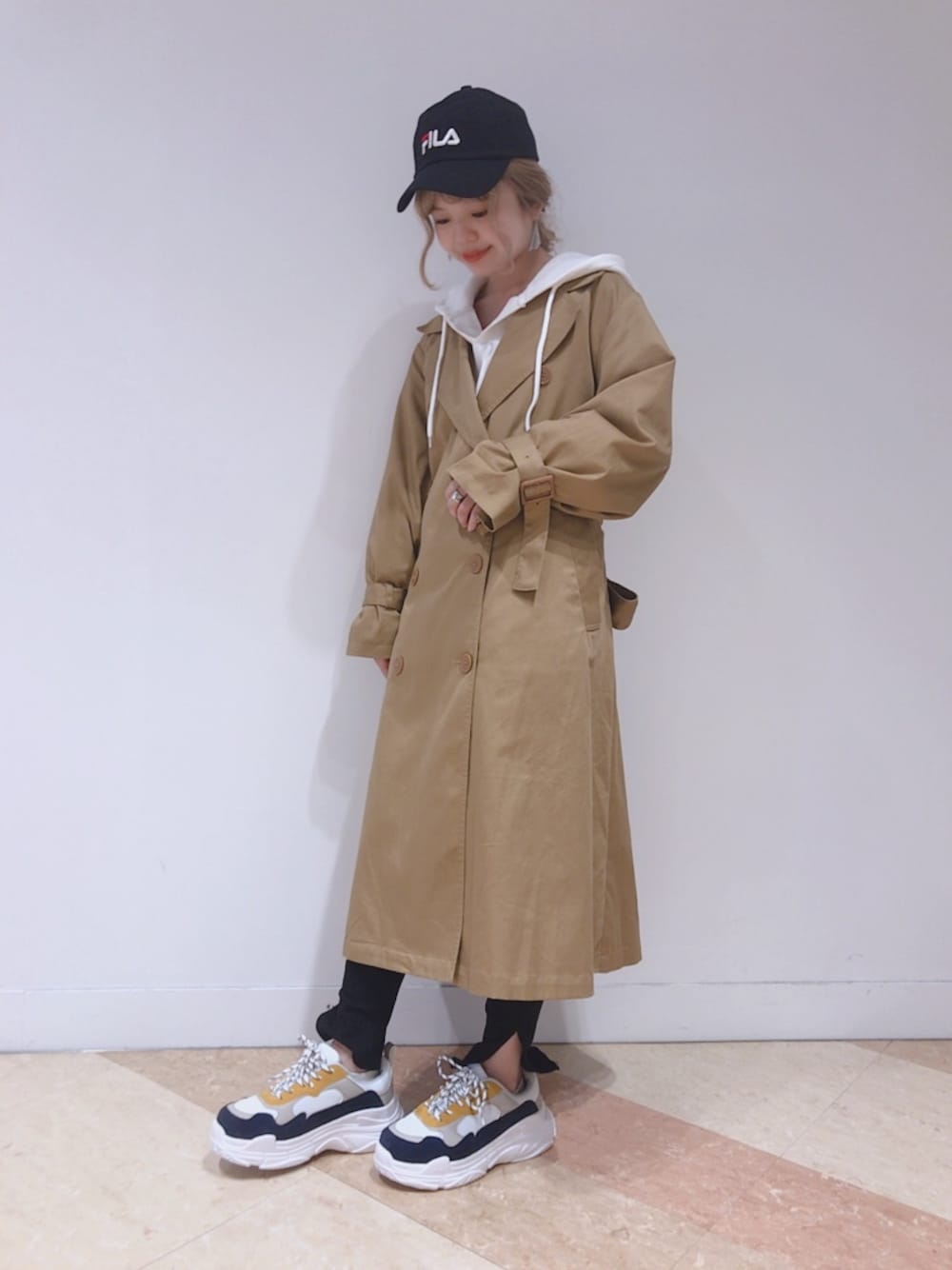 「秋コーデ、トレンチコート、リブレギンス、レギンス、スポーツミックス、キャップ」｜「w closetのアソートトレンチコート_（トレンチコート、ベージュ系）」を使った、Ayaka Himuroさん（レディース・150cm）の秋コーディネートの1枚目の写真