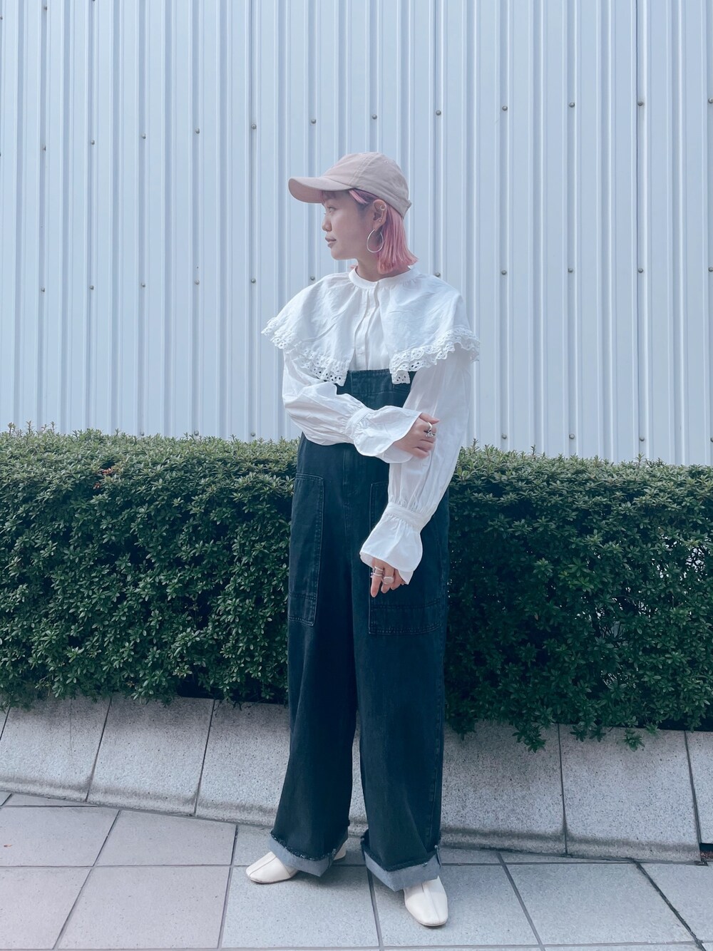 「春コーデ、サロペット、ブラウス、フリルブラウス、ショートブーツ」｜「w closetのハイウエストサロペット（サロペット/オーバーオール、ブラック系）」を使った、Ayaka Himuroさん（レディース・150cm）の冬コーディネートの1枚目の写真