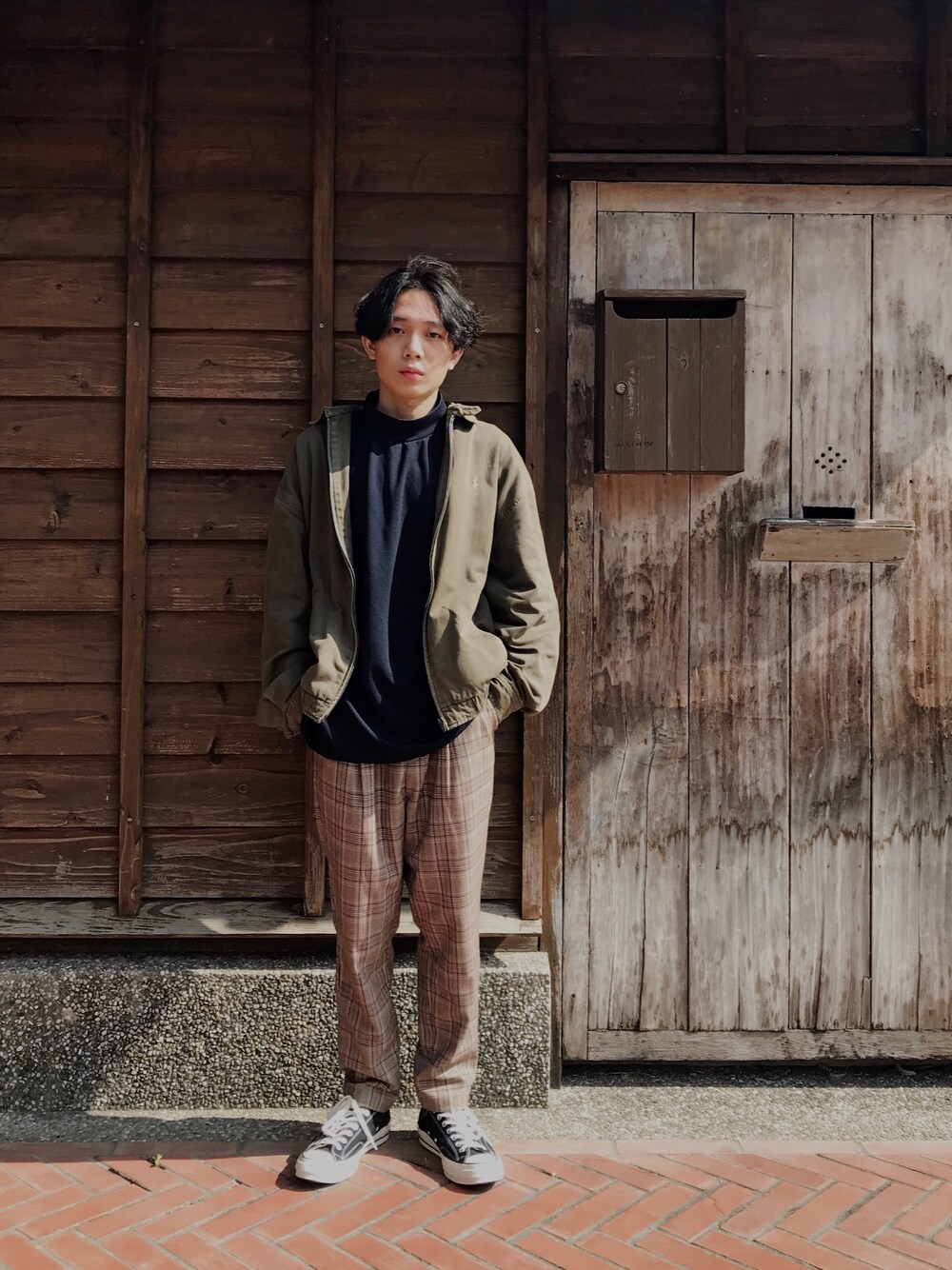 「plain-meのアイテム（チノパンツ、ブラウン系）」を使った、吳鐘偉さん（メンズ・169cm）の春コーディネートの1枚目の写真
