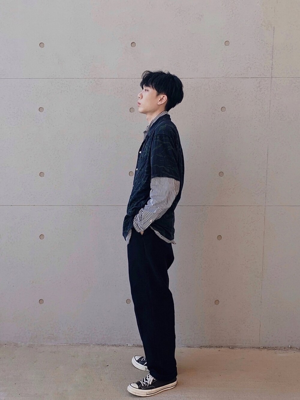 「ootd、街頭穿搭、oversize、秋のコーデ、streetstyle、niko and ...、URBAN RESEARCH、冬コーデ」｜「URBAN RESEARCHのアイテム（シャツ/ブラウス、ブルー系）」を使った、吳鐘偉さん（メンズ・170cm）の秋コーディネートの1枚目の写真