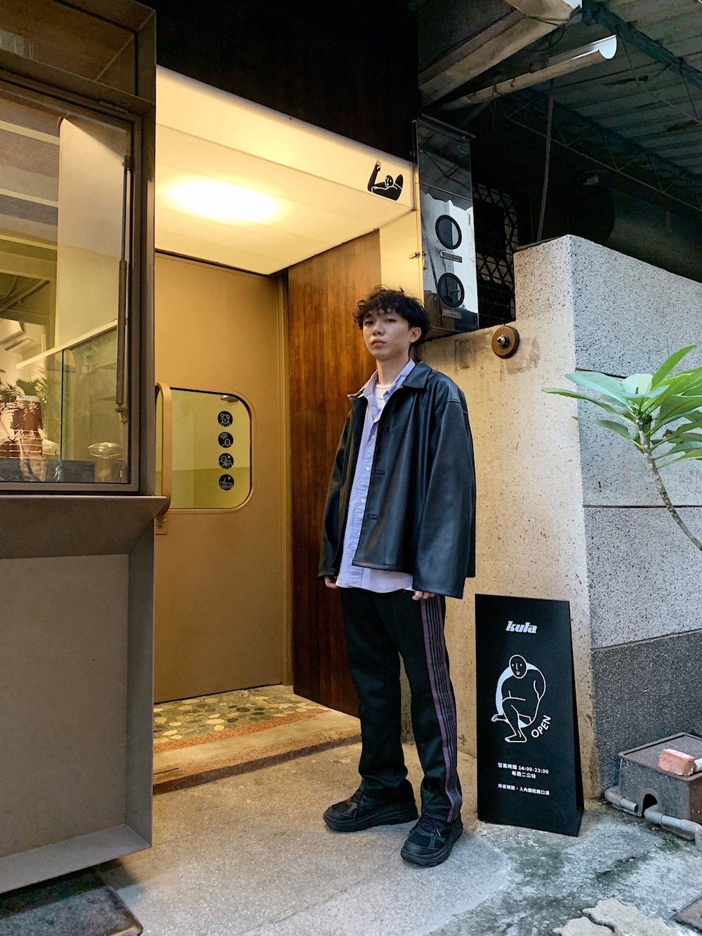 「ootd、冬コーデ、街頭穿搭、streetstyle、street、NEEDLES、journal standard」｜「JOURNAL STANDARDのアイテム（ジャケット/アウター、ブラック系）」を使った、吳鐘偉さん（メンズ・170cm）の秋コーディネートの1枚目の写真