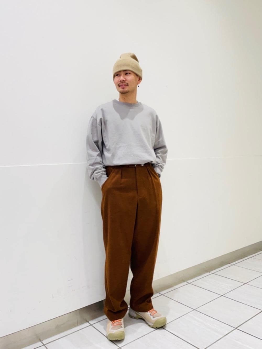 ホワイト系のTシャツ/カットソー、グレー系のスウェット、ブラウン系のその他パンツを着用したメンズの秋コーディネートの1枚目の写真