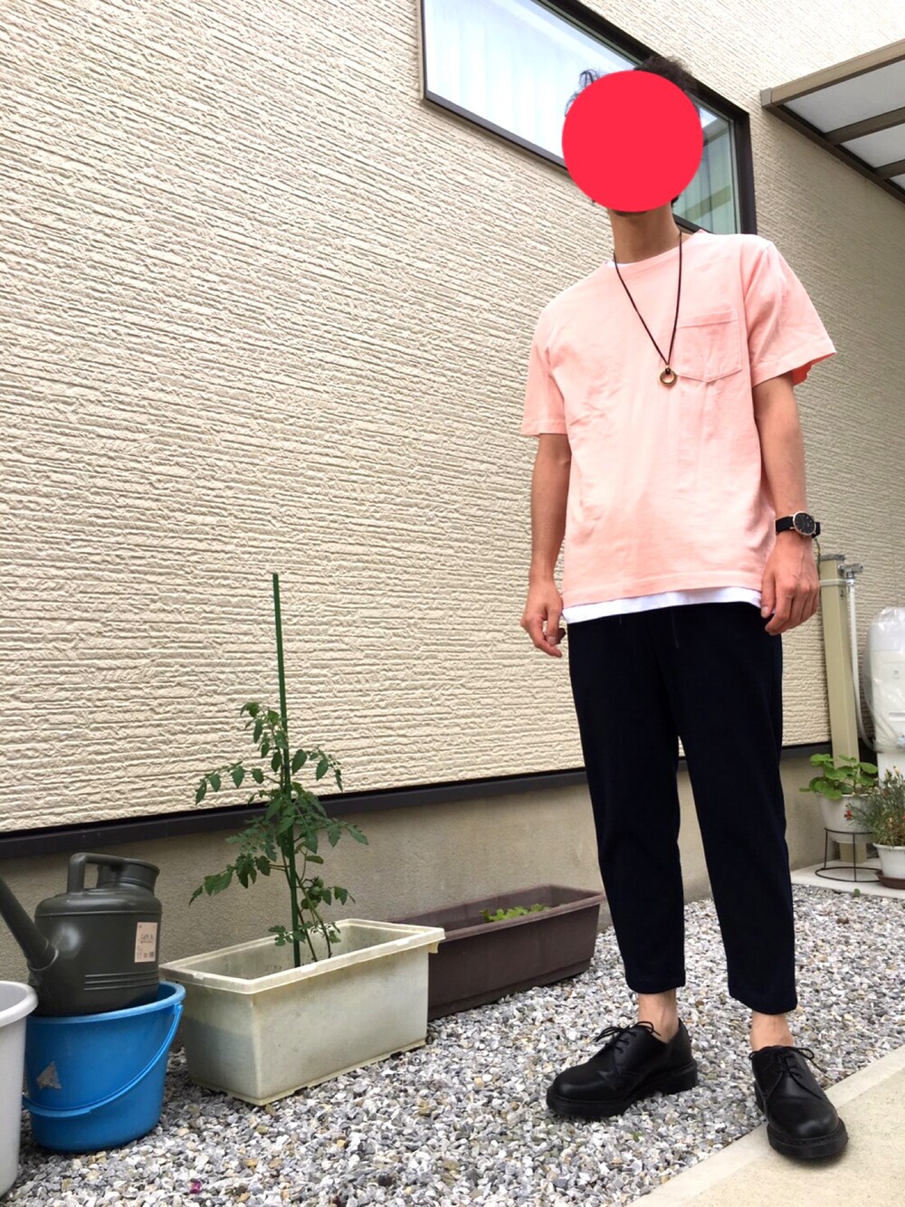「夏コーデ、シンプルコーデ、ピンク、GU、レイヤードスタイル、Dr.Martens、ビッグシルエット」｜「RAGEBLUEのフェイクスウェードデザインネックレス/742310（ネックレス、ブラウン系）」を使った、J.Jさん（メンズ・172cm）の夏コーディネートの1枚目の写真