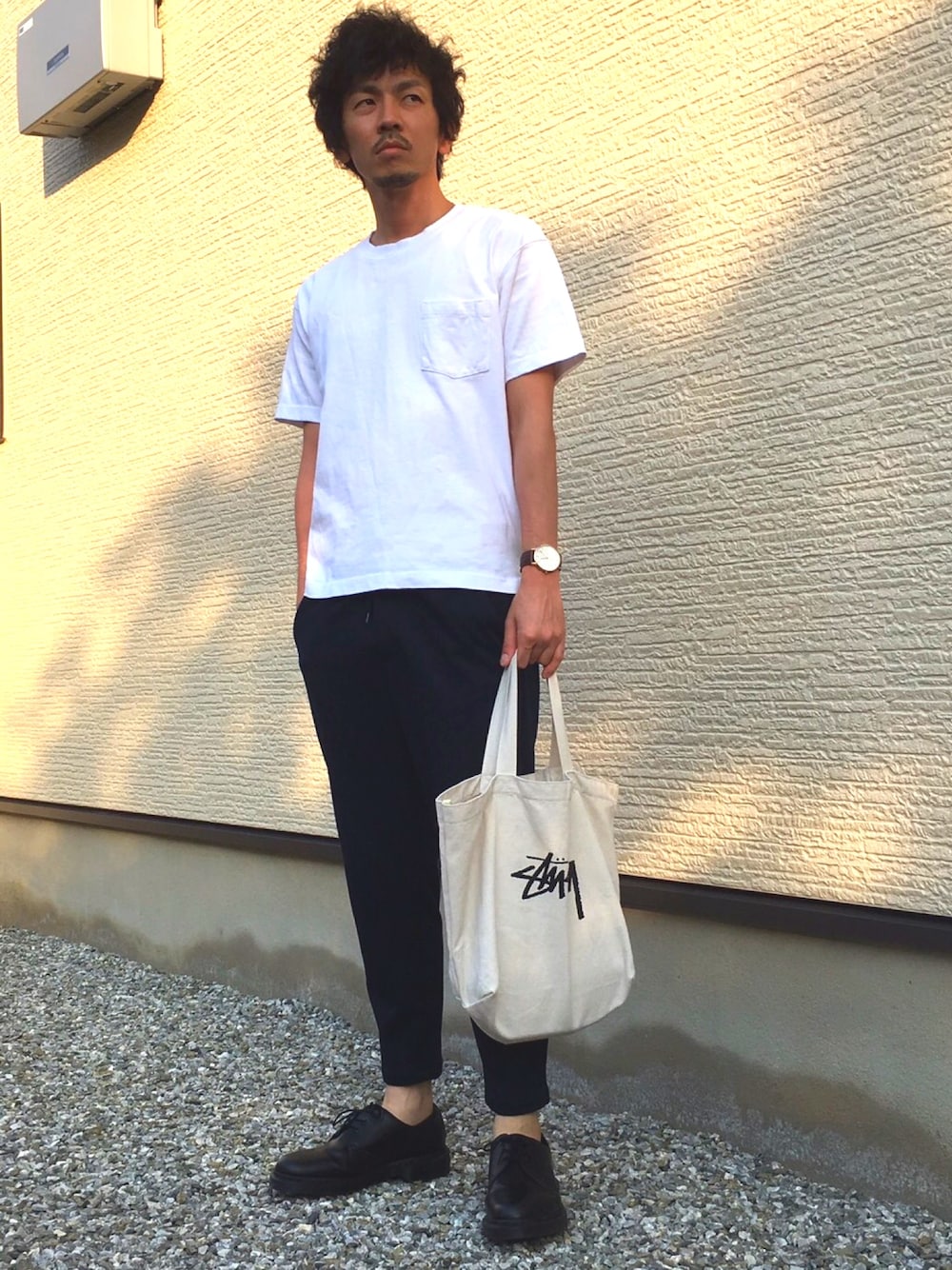 「夏コーデ、シンプル、休日スタイル、GU、モノトーン、白Tシャツ、Dr.Martens」｜「GUのアイテム（Tシャツ/カットソー、ホワイト系）」を使った、J.Jさん（メンズ・172cm）の夏コーディネートの1枚目の写真