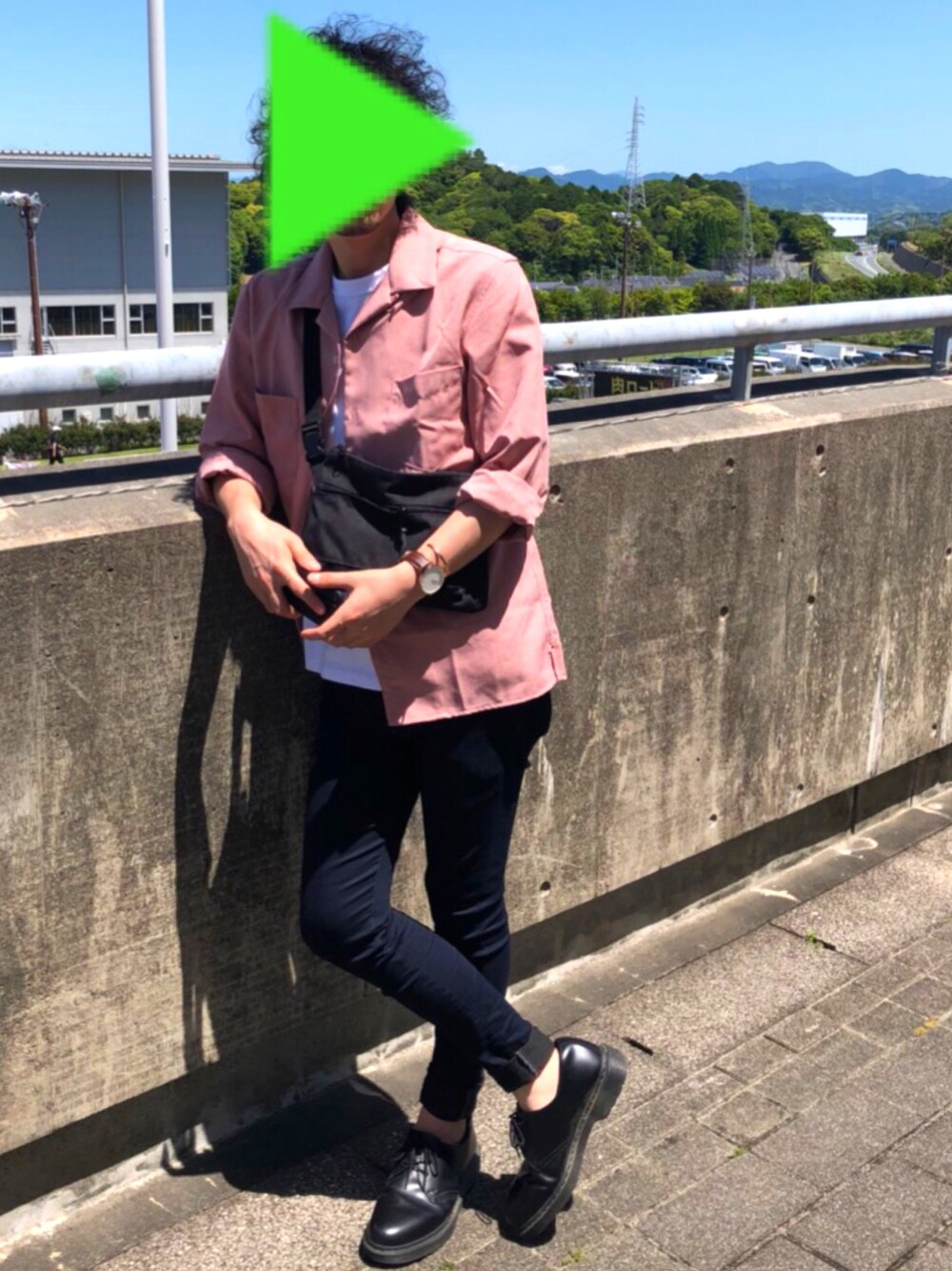 「シンプル、休日スタイル、オトナカジュアル、シャツスタイル、サコッシュ、きれいめカジュアル」｜「MONO-MARTのアイテム（シャツ/ブラウス、ピンク系）」を使った、J.Jさん（メンズ・172cm）の春コーディネートの1枚目の写真