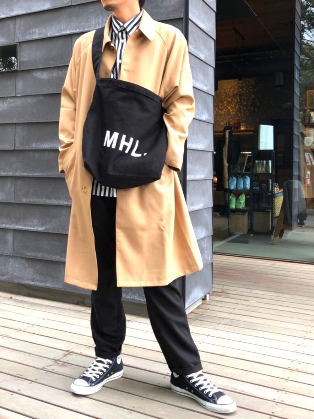 「おしゃれさんと繋がりたい、オトナカジュアル、春、スニーカー、ベージュ、プチプラコーデ、シャツスタイル」｜「H&Mのアイテム（シャツ/ブラウス、ホワイト系）」を使った、J.Jさん（メンズ・172cm）の春コーディネートの1枚目の写真
