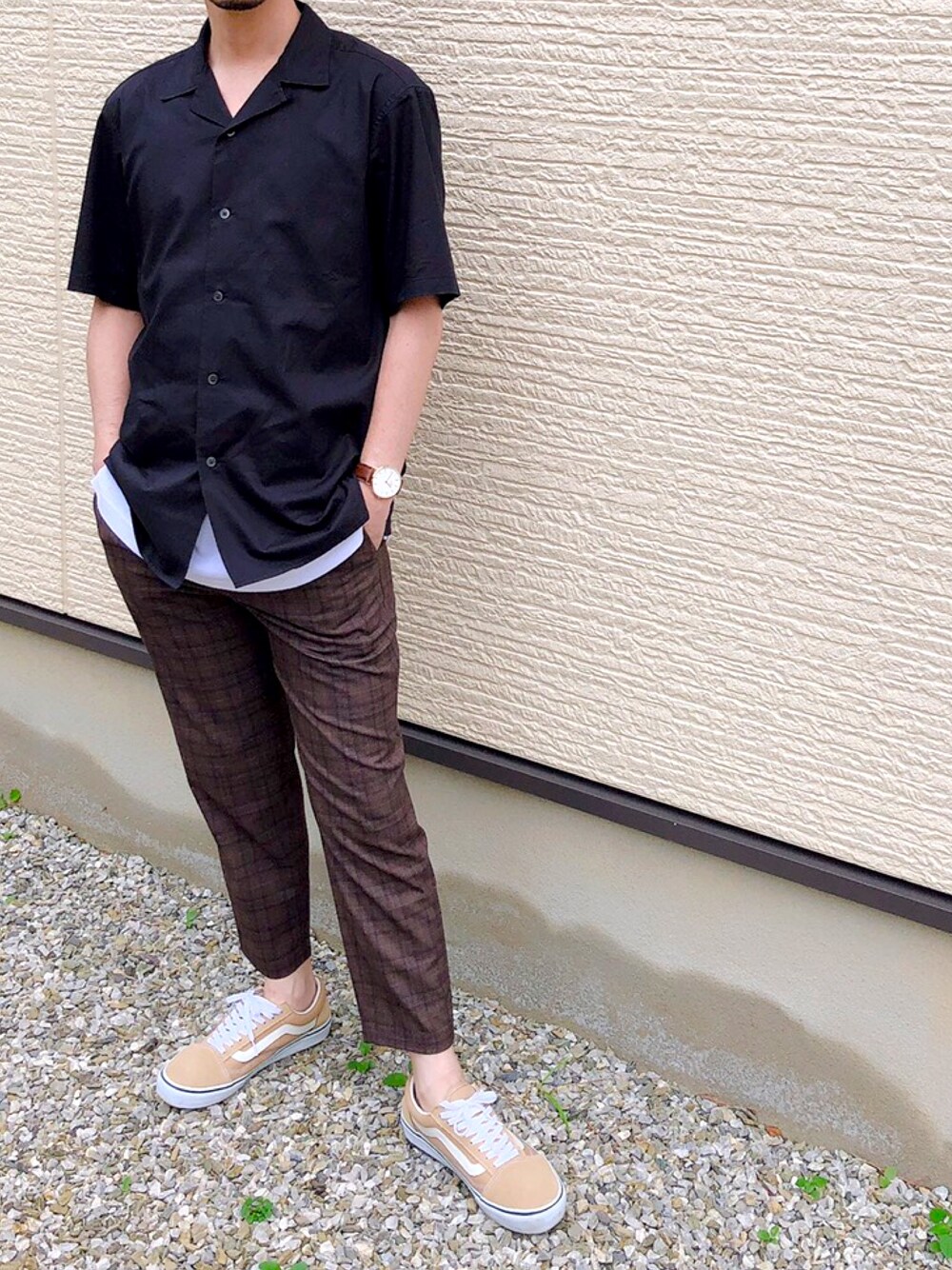 「スニーカーコーデ、ラフ、シャツスタイル、シンプルコーデ、大人カジュアル、ユニクロ、タンクトップ」｜「UNIQLOのオープンカラーシャツ（半袖）（シャツ/ブラウス、ブラック系）」を使った、J.Jさん（メンズ・173cm）の夏コーディネートの1枚目の写真