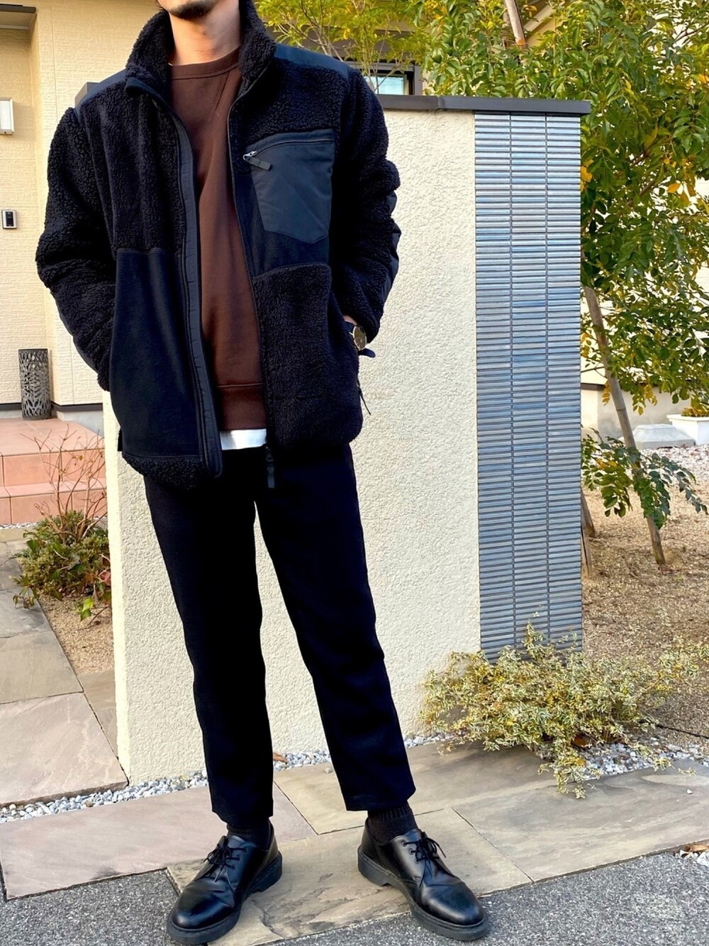 「秋冬コーデ、シンプル、休日スタイル、おしゃれさんと繋がりたい、プチプラ、ユニクロ、オトナカジュアル、スウェット、Dr.Martens」｜「UNIQLOのフリースコンビネーションジャケット（その他アウター、ブラック系）」を使った、J.Jさん（メンズ・172cm）の冬コーディネートの1枚目の写真