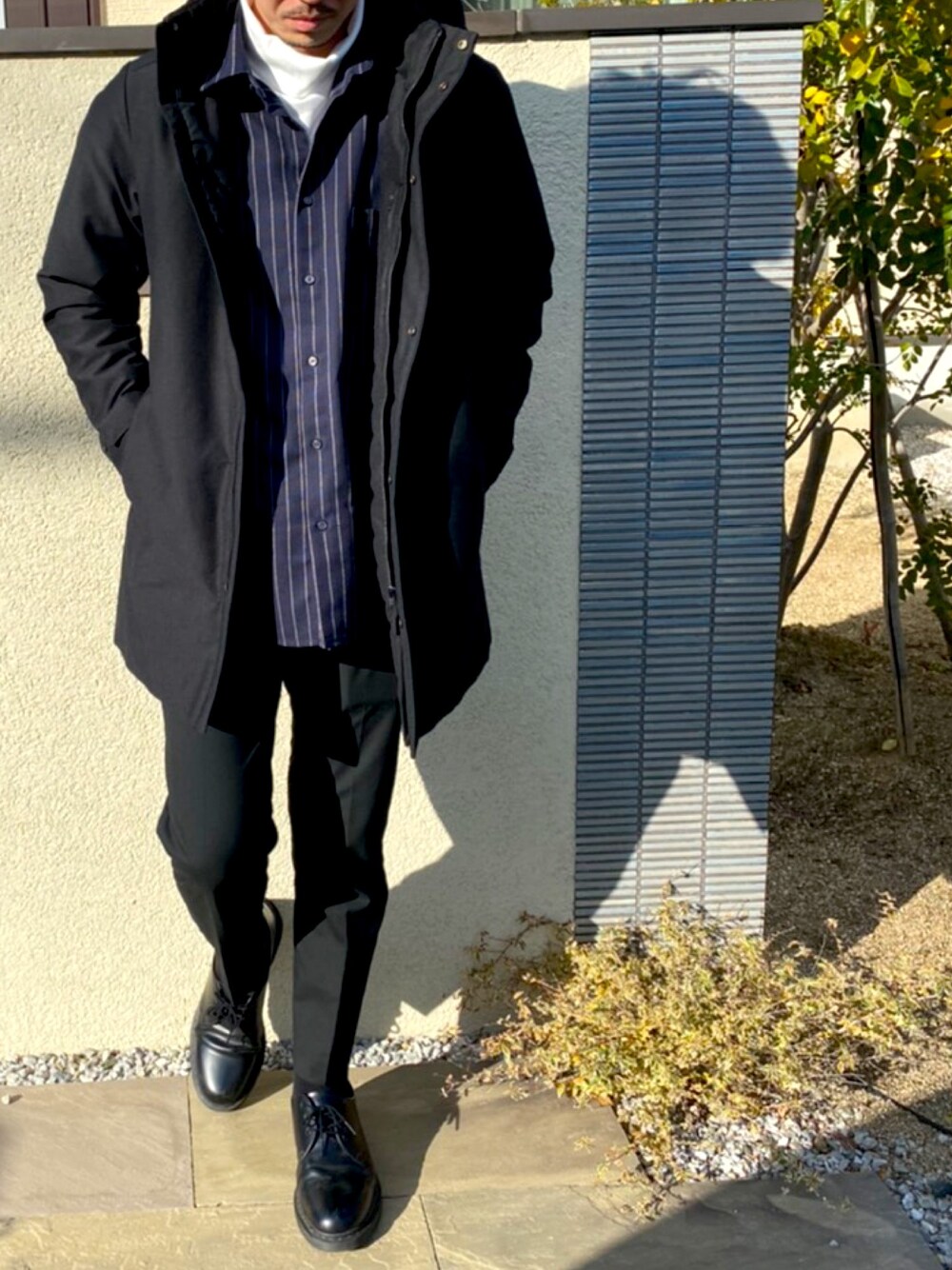 「おしゃれさんと繋がりたい、ブラックコーデ、プチプラ、タートルネック、秋冬コーデ」｜「UNIQLOのタートルネックT（長袖）（Tシャツ/カットソー、ホワイト系）」を使った、J.Jさん（メンズ・172cm）の冬コーディネートの1枚目の写真