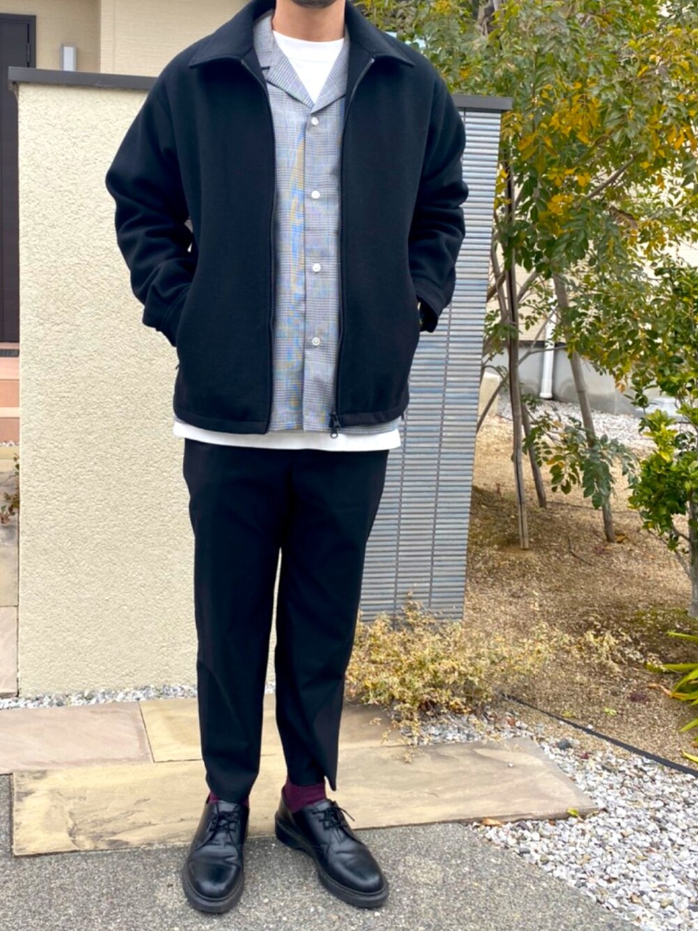 「冬コーデ、シンプルコーデ、おしゃれさんと繋がりたい、ユニクロ、ブラックコーデ、パパコーデ」｜「UNIQLOのクルーネックＴ（長袖）（Tシャツ/カットソー、ホワイト系）」を使った、J.Jさん（メンズ・172cm）の冬コーディネートの1枚目の写真