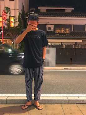 「ストライプパンツ」｜「アイテム（ビーチサンダル）」を使った、eki_tmtさん（メンズ・173cm）の夏コーディネート