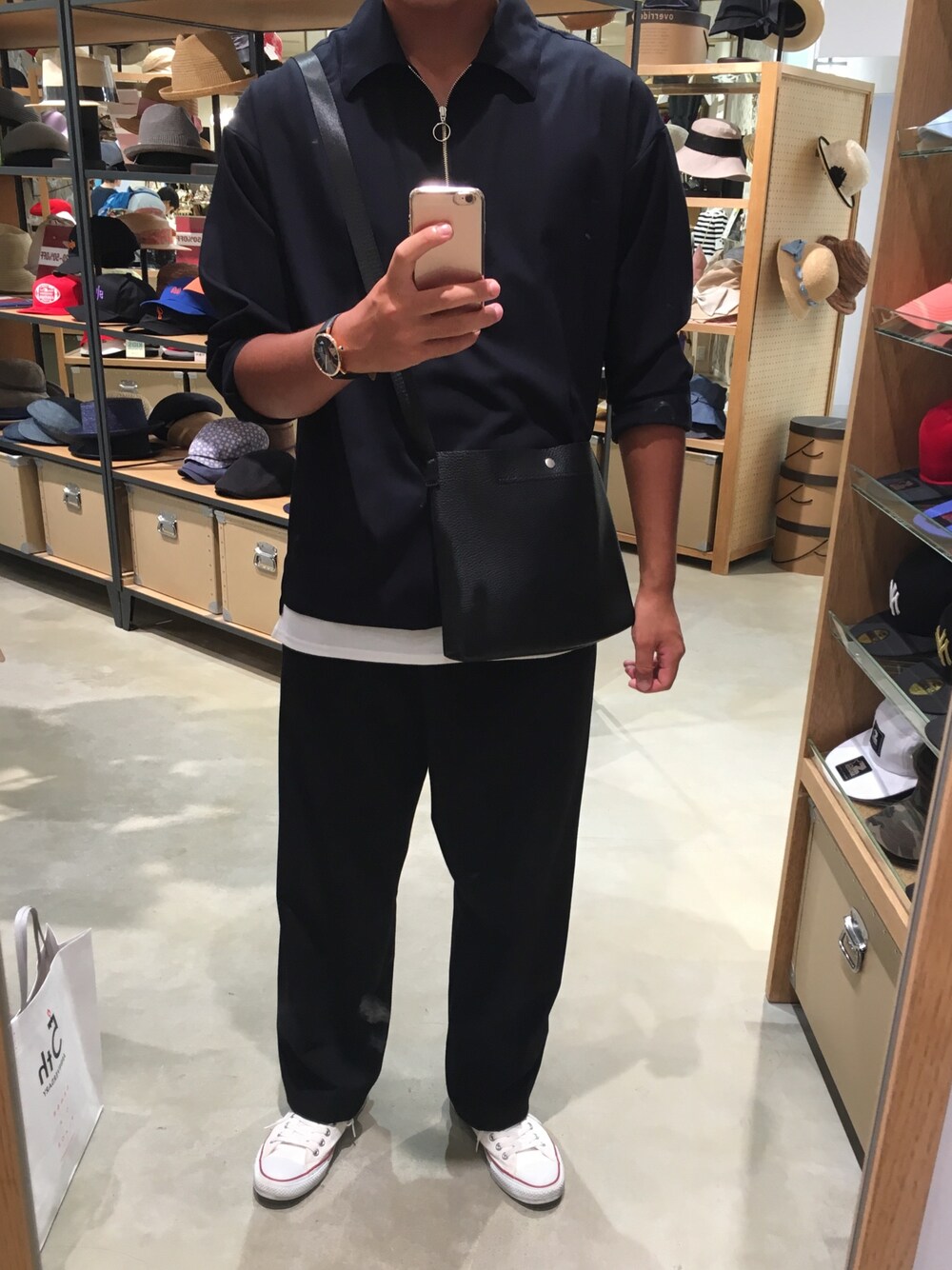「シンプル、キレイめ、ブラック、スニーカー、STUDIOUS SELECT(STUDIOUS SELECT)、コンバース、ゆるパンツ、今日のコーデ」｜「STUDIOUSの【STUDIOUS】TRクリアハーフジッププルオーバーシャツ（シャツ/ブラウス、ブルー系）」を使った、たけるさん（メンズ・180cm）の夏コーディネートの1枚目の写真