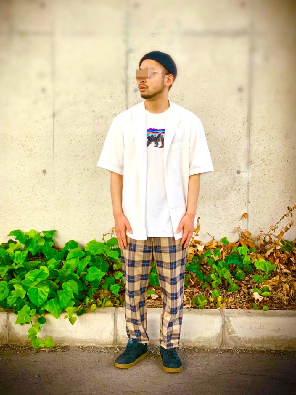 「春コーデ、夏コーデ、ストリートMIX、ストリートコーデ、パタゴニア、古着、GU、Tシャツ、スタンドカラーシャツ」｜「patagoniaのパタゴニア / メンズ・フィッツロイ・ベア・オーガニック・Tシャツ（Tシャツ/カットソー、ホワイト系）」を使った、pandaaaanさん（メンズ・165cm）の春コーディネートの1枚目の写真
