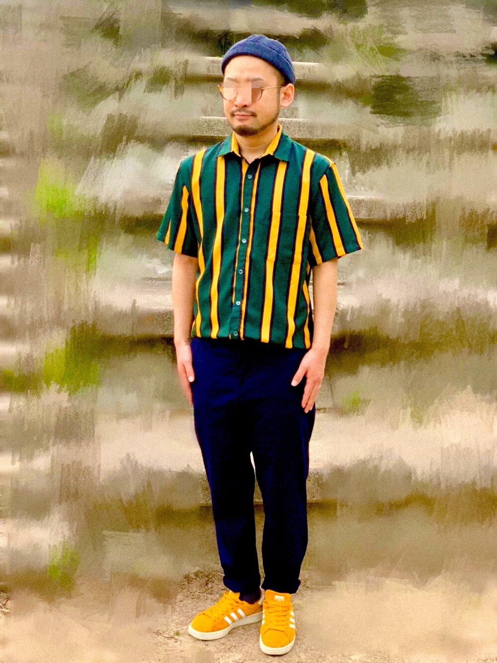 イエロー系のシャツ/ブラウス、その他のその他パンツ、イエロー系のスニーカーを着用したメンズの春コーディネートの1枚目の写真