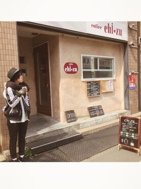 「カフェ」｜「アイテム（MA-1）」を使った、batuさん（メンズ・162cm）の春コーディネート