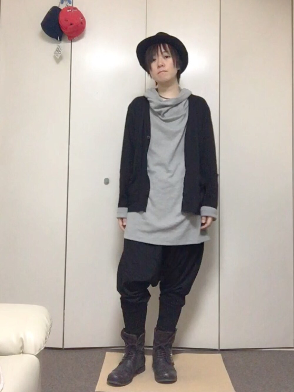 ブラック系のカーディガン/ボレロ、グレー系のTシャツ/カットソー、ブラウン系のブーツを着用したメンズの春コーディネートの1枚目の写真