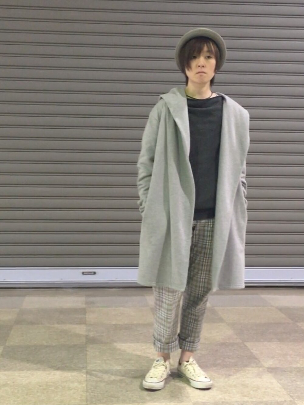 グレー系のカーディガン/ボレロ、その他のその他パンツ、ベージュ系のスニーカーを着用したメンズの夏コーディネートの1枚目の写真