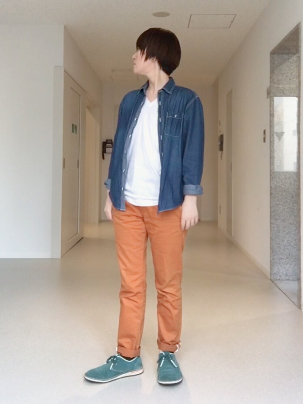 「アメカジ、HARE、デニムシャツ、オレンジ、ユニクロ、ワークシャツ、低身長、ディッキーズ(Dickies)」｜「UNIQLOのシャンブレーワークシャツ（長袖）（シャツ/ブラウス、ブルー系）」を使った、batuさん（メンズ・162cm）の春コーディネートの1枚目の写真
