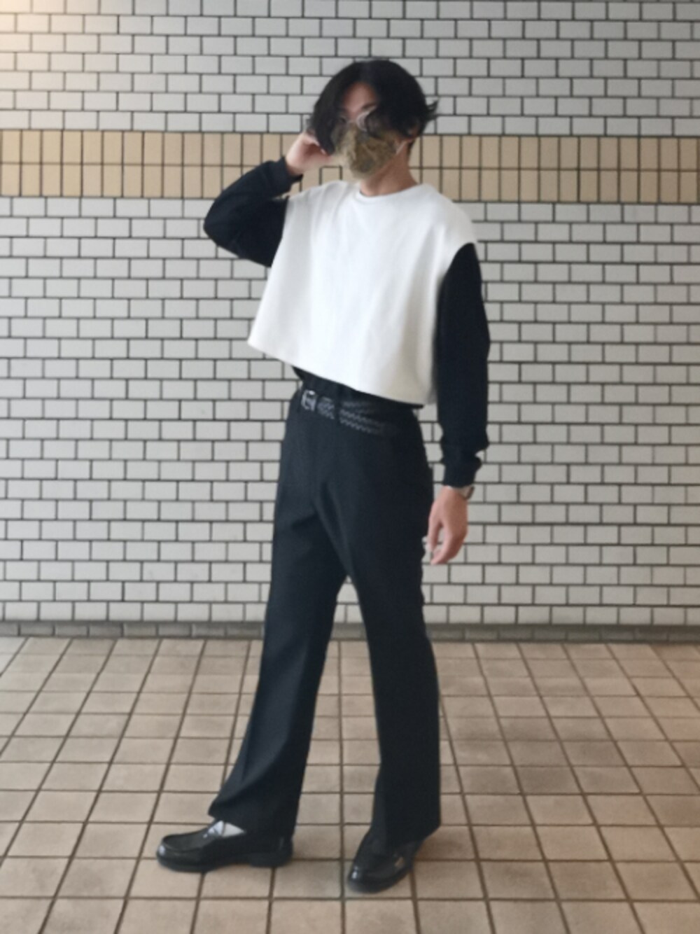 「フレアパンツ、ベスト、モノトーン、モード、レトロ、脚長効果」｜「近所で買った手作りマスクのアイテム（その他小物、ブラウン系）」を使った、うずらさん（メンズ・177cm）の秋コーディネートの1枚目の写真