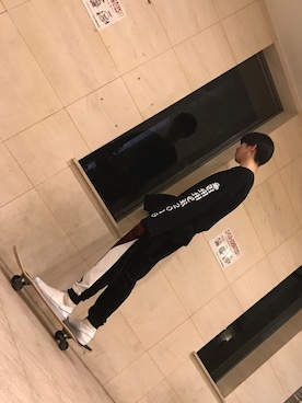「VETEMENTS（ヴェトモン）のアイテム（スウェット、ブラック系）」を使った、ARNY(アーニー)さん（メンズ・180cm）の冬コーディネート