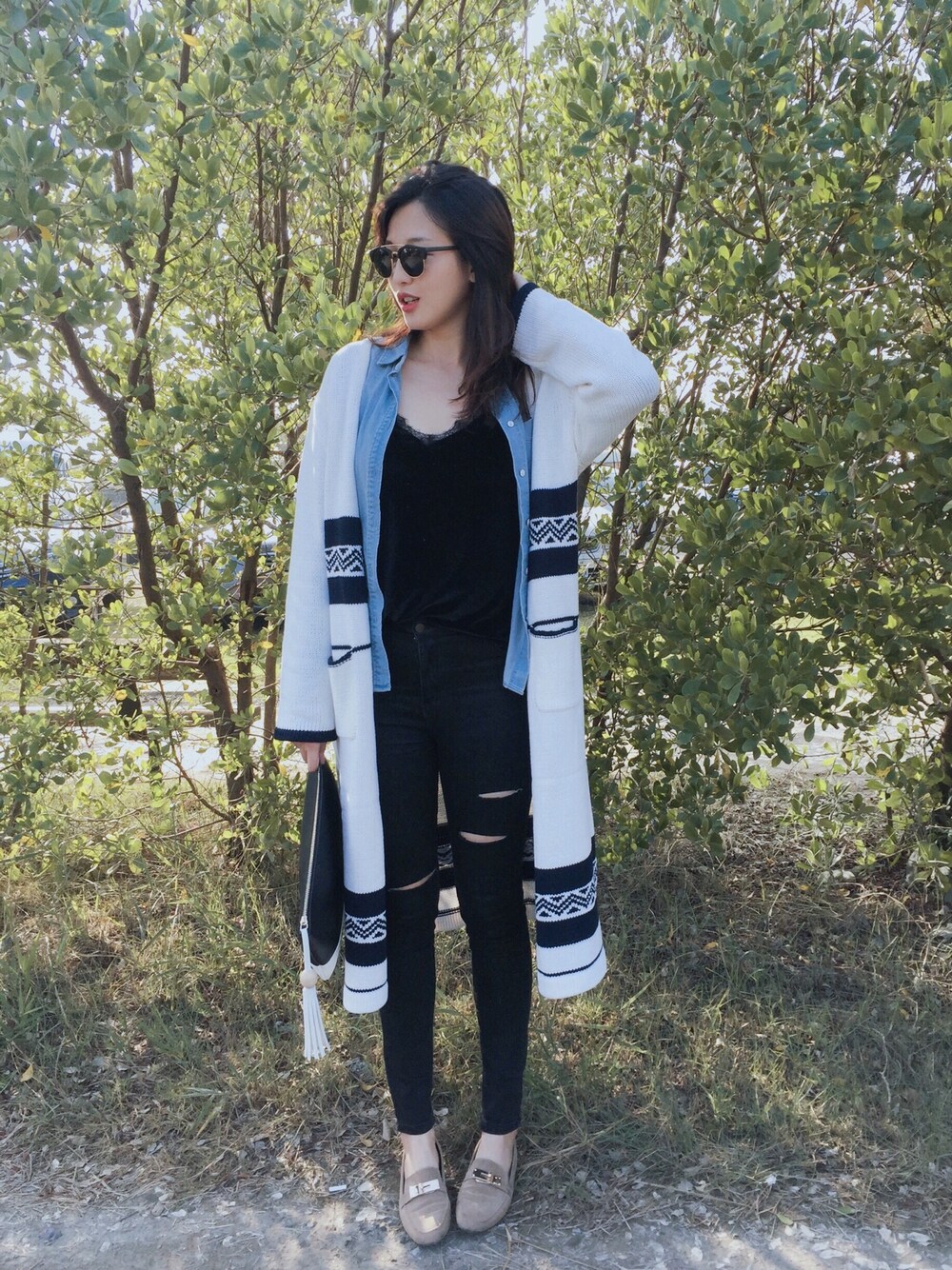 「ootd、outfit、black and white、casual、冬コーデ、冬」｜「TODAYFULのアイテム（カバーオール、ホワイト系）」を使った、Sun Weiweiさん（レディース・166cm）の冬コーディネートの1枚目の写真