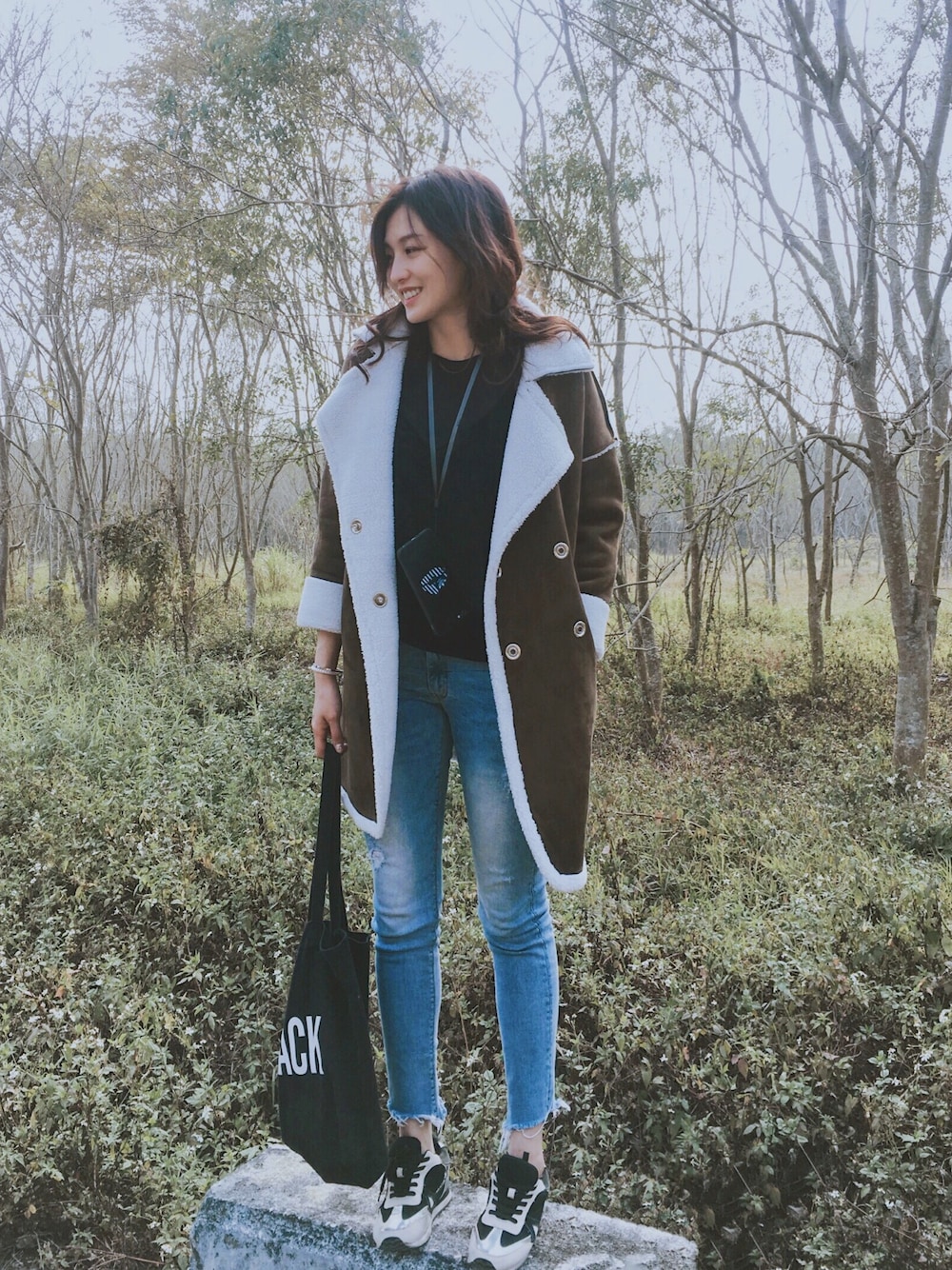 「ootd、outfit、black and white、sneakers、streetstyle、冬、冬コーデ」｜「U.Tiのアイテム（ジャケット/アウター、グリーン系）」を使った、Sun Weiweiさん（レディース・166cm）の冬コーディネートの1枚目の写真