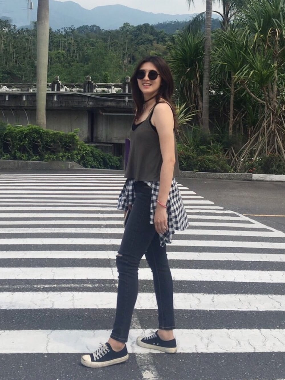 「ootd、outfit、summer、black and white、sneakers、workout」｜「FOREVER 21のアイテム（トップス、グリーン系）」を使った、Sun Weiweiさん（レディース・166cm）の春コーディネートの1枚目の写真