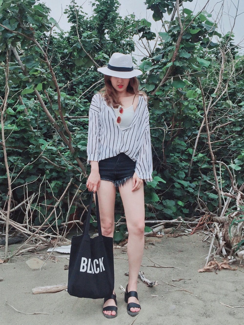「summer、black and white、girl、beach」｜「GUのアイテム（サングラス、ホワイト系）」を使った、Sun Weiweiさん（レディース・166cm）の夏コーディネートの1枚目の写真